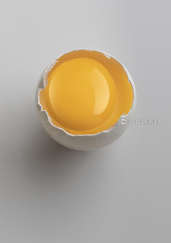 白色的鸡蛋带着蛋黄裂开