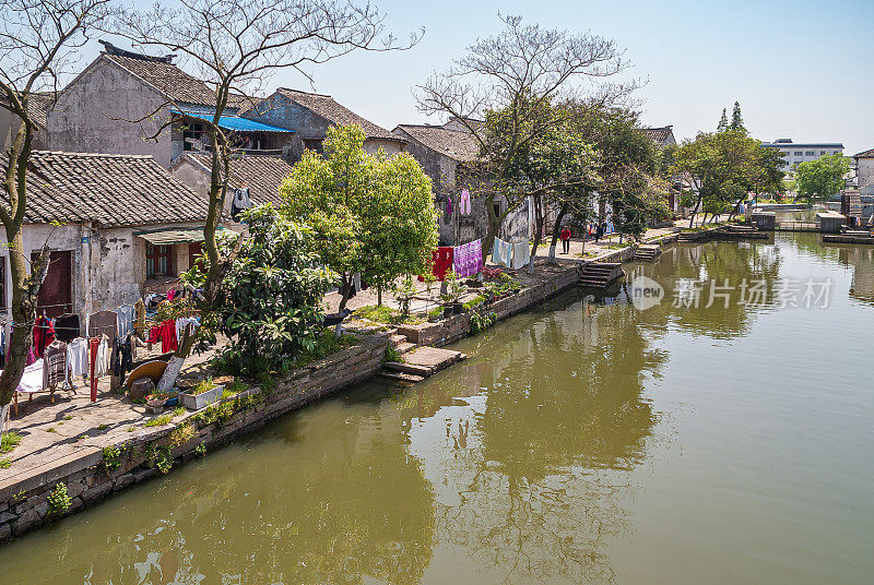 中国同里运河上晾晒的彩色衣物。