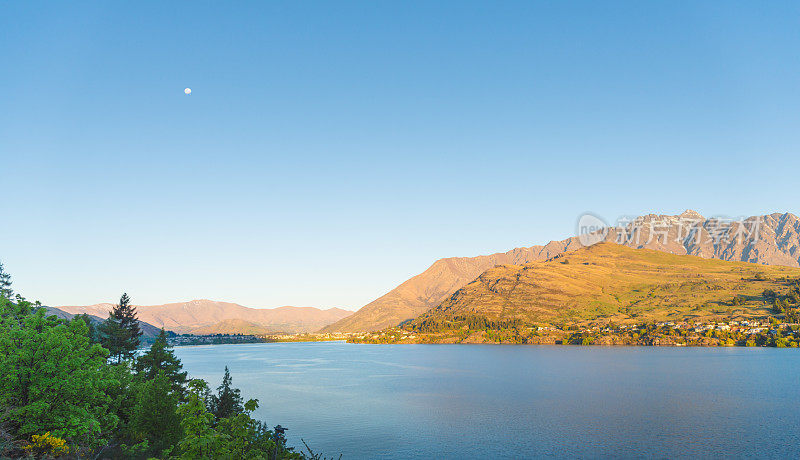 风景优美的瓦纳卡镇是新西兰南岛最受欢迎的旅游目的地