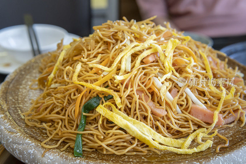 餐馆里的蔬菜炒面、炒鸡蛋和肉