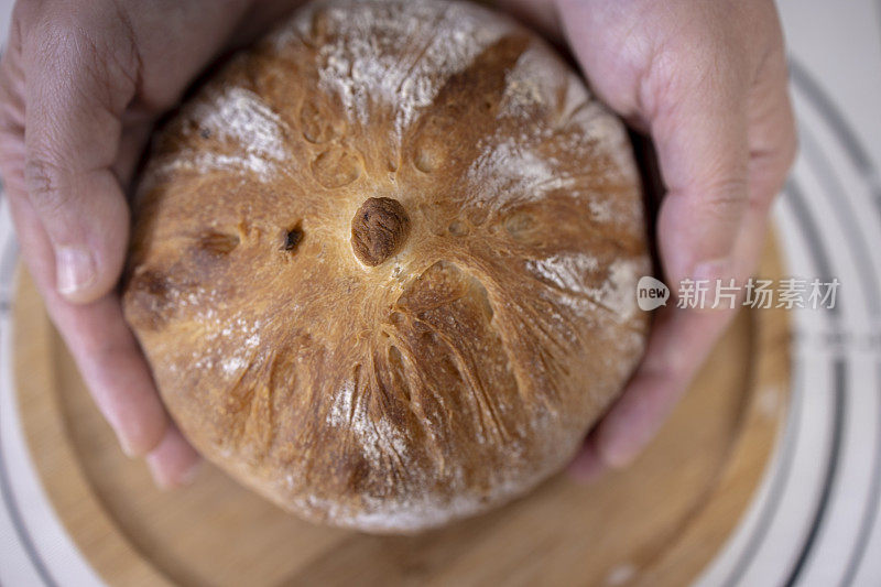 自制的手工面包，用橄榄油和大蒜调味