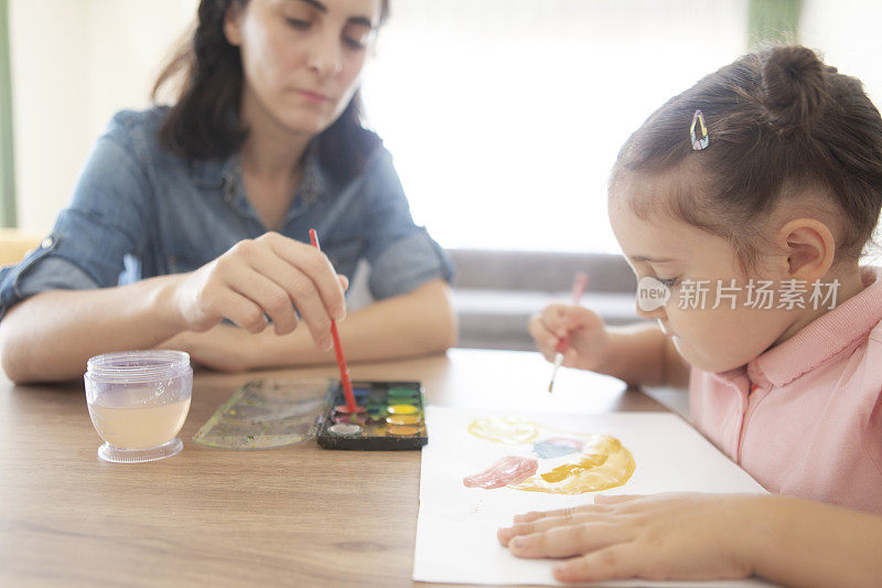 年轻的母亲和女儿在家里玩的时间