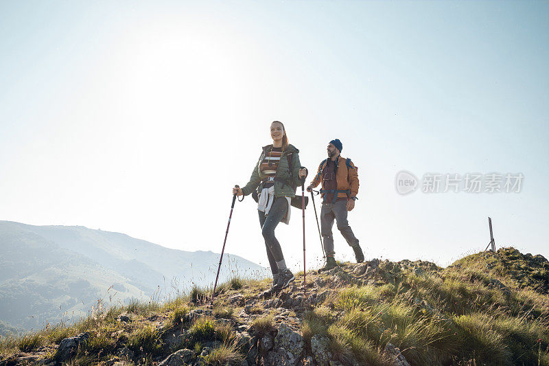 一对年轻夫妇在山里徒步旅行