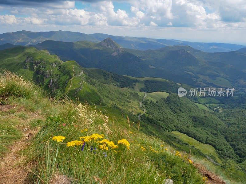 法国康塔尔山脉的火山景观