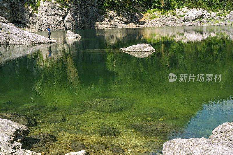 侧面的女士在黑湖附近的朱利安阿尔卑斯山，斯洛文尼亚