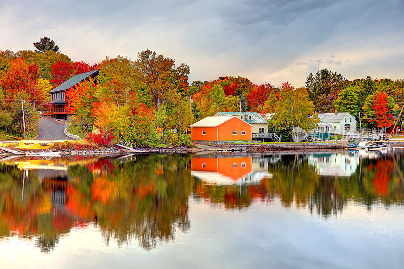 缅因州格林维尔的穆斯海德湖的秋天