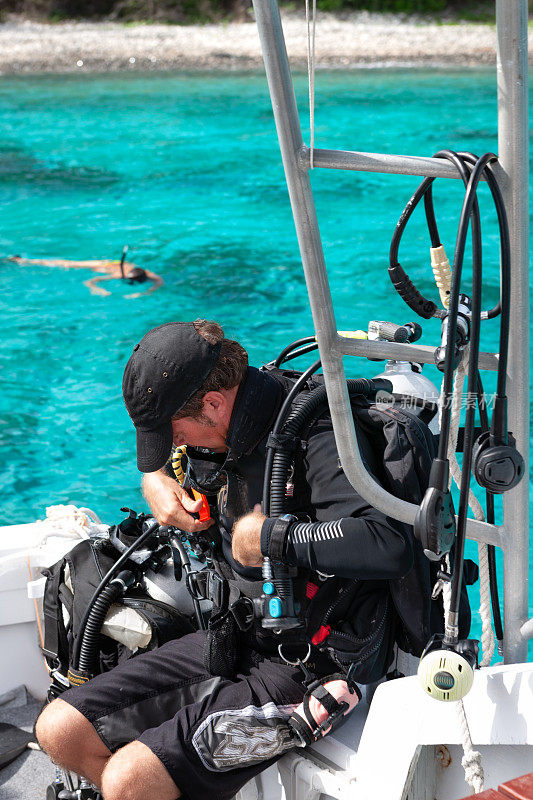准备在加勒比海进行水肺潜水的潜水员