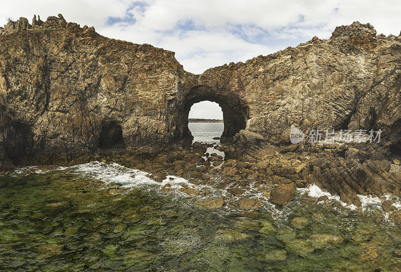 美丽的海岸石拱被称为迪南城堡在法国菲尼斯特尔迪南城堡