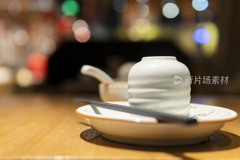 特写桌子和餐具，茶具在亚洲餐厅