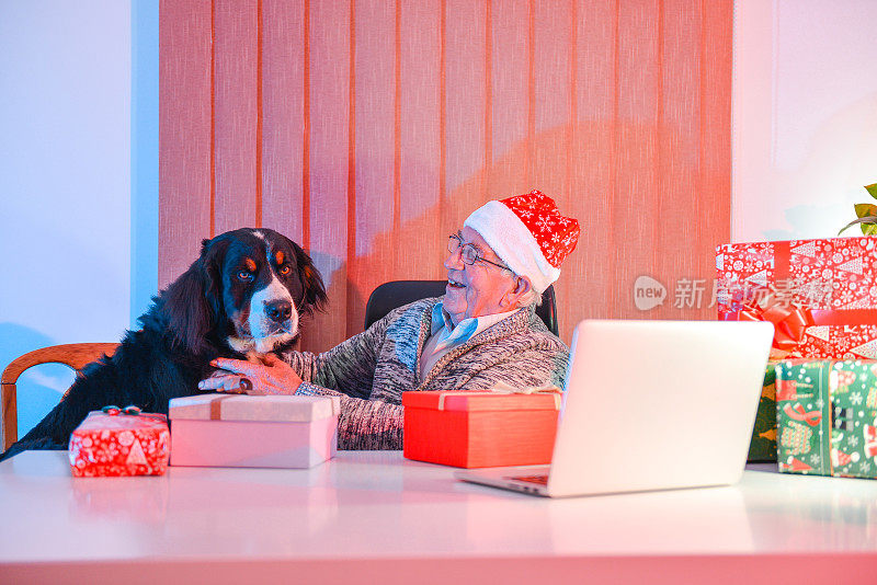 老人和他的狗圣诞时光