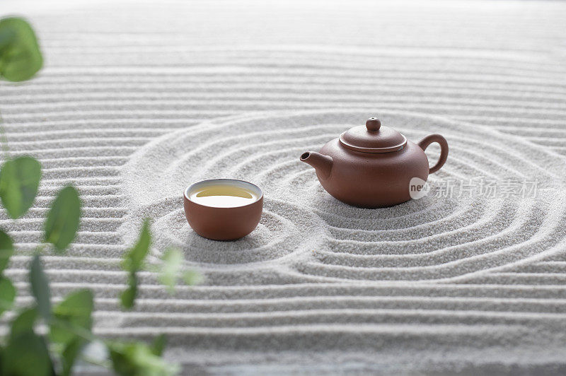 中国茶壶和茶杯在枯山水上富有禅意的意境