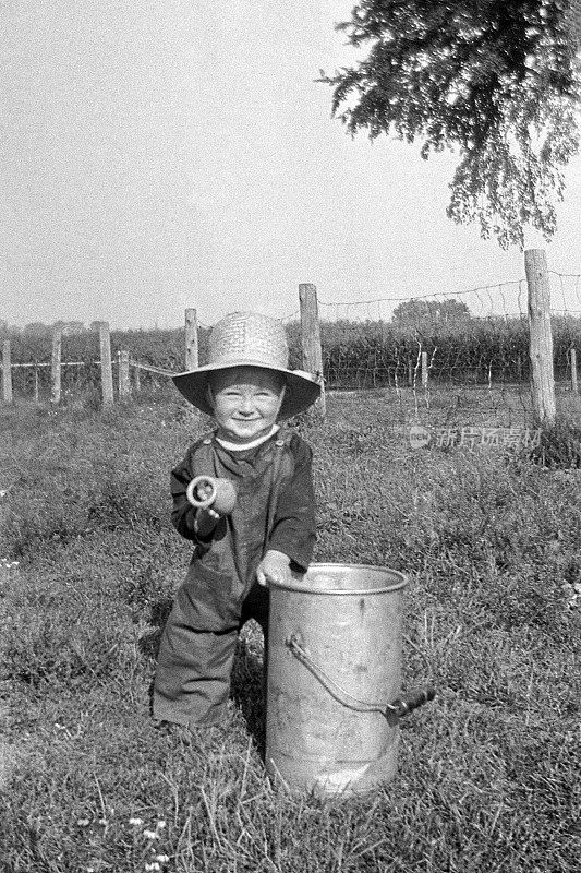 1927年夏天，一个小男孩站在农场外面