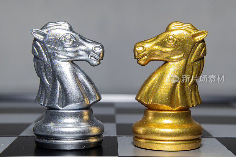 国际象棋是起源于印度的一种战略和智力棋盘游戏，是两个人在棋盘上下棋