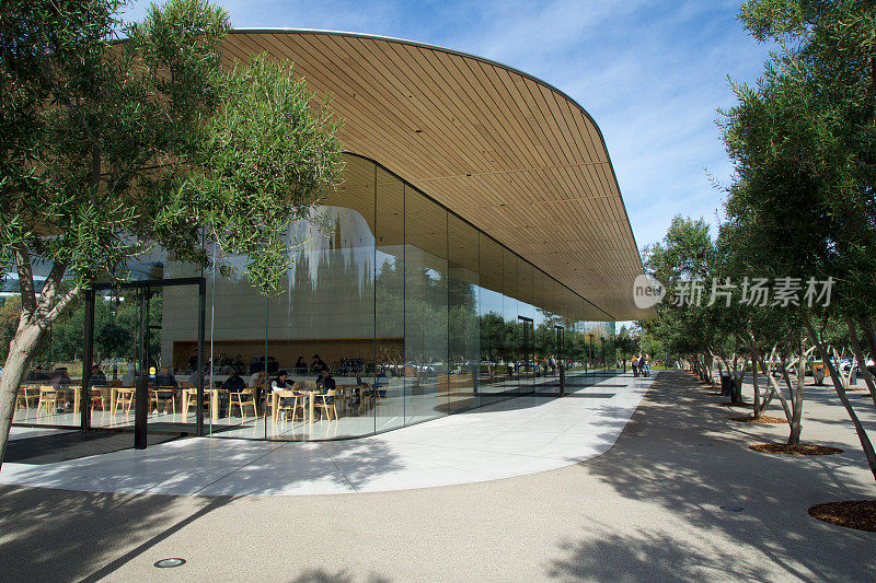 新现代的苹果公园游客中心位于他们在硅谷的新公司办公室旁边，旧金山海湾地区