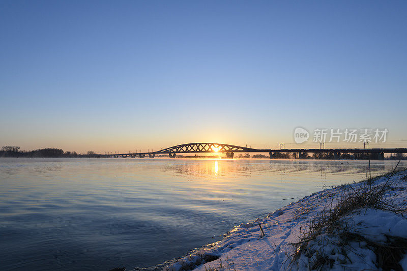 在一个寒冷的冬天的早晨，在兹沃勒附近的IJssel河上的Hanzeboog火车桥