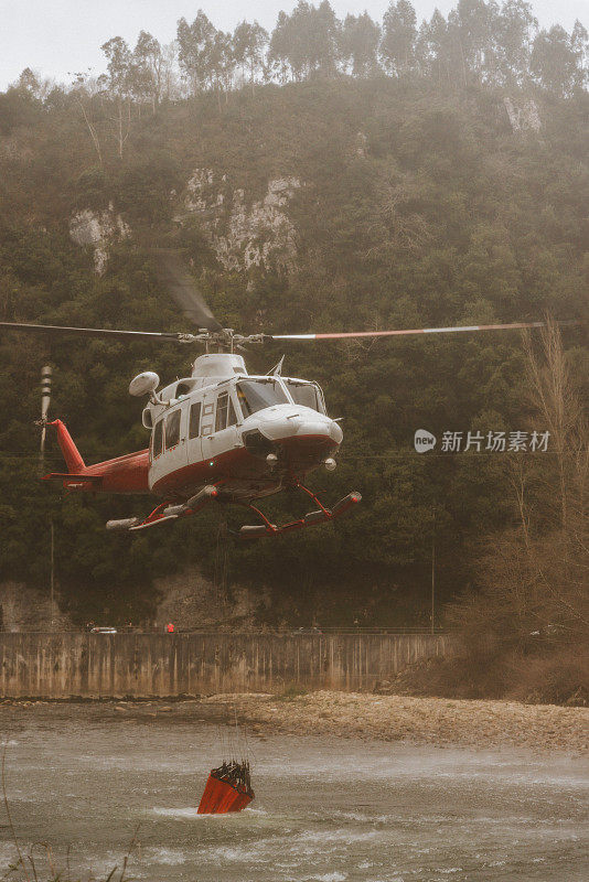 消防直升机从河里取水