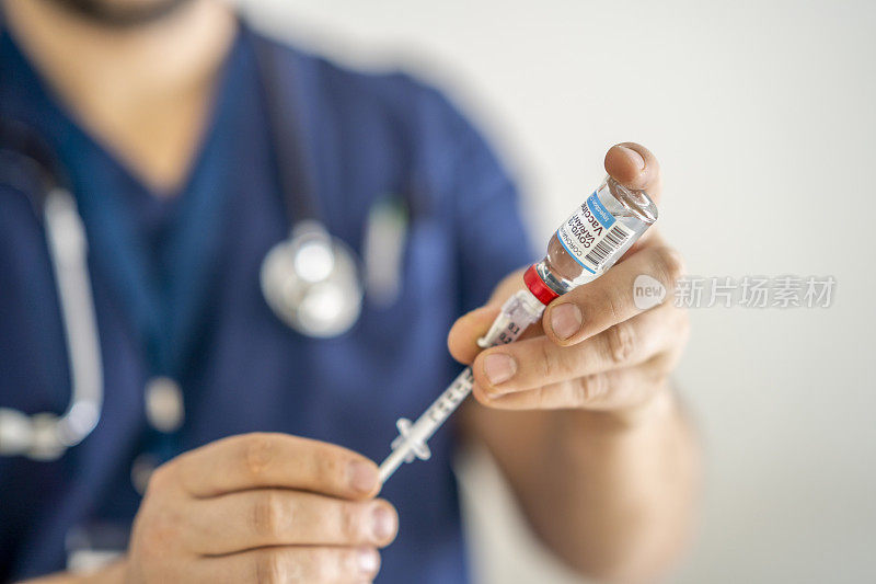 持有新冠病毒变异疫苗的医疗专业人员
