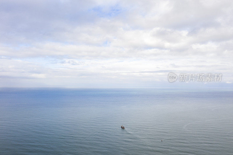 一望无际的大海和蔚蓝的天空鸟瞰图