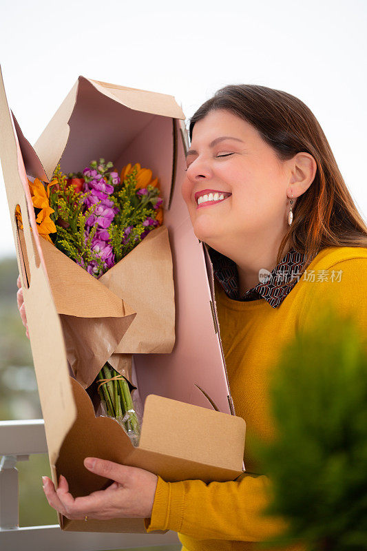 满心激动的母亲收到一束鲜花，庆祝她的母亲节