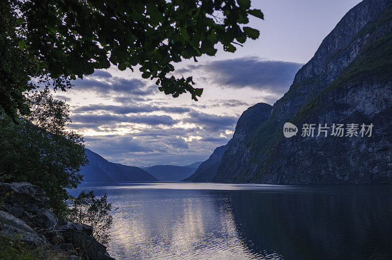 在挪威奥兰峡湾的日落在一个美丽的夏日