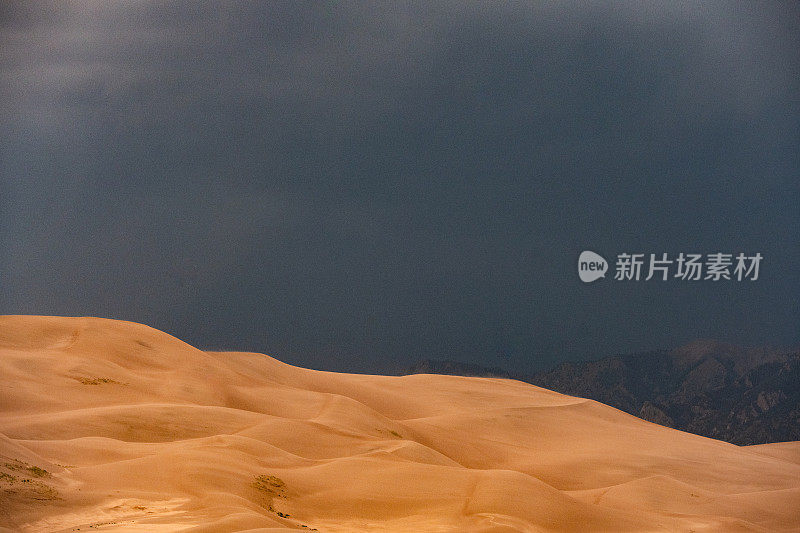 暴风雨的天空在美国科罗拉多州的大沙丘国家公园景观