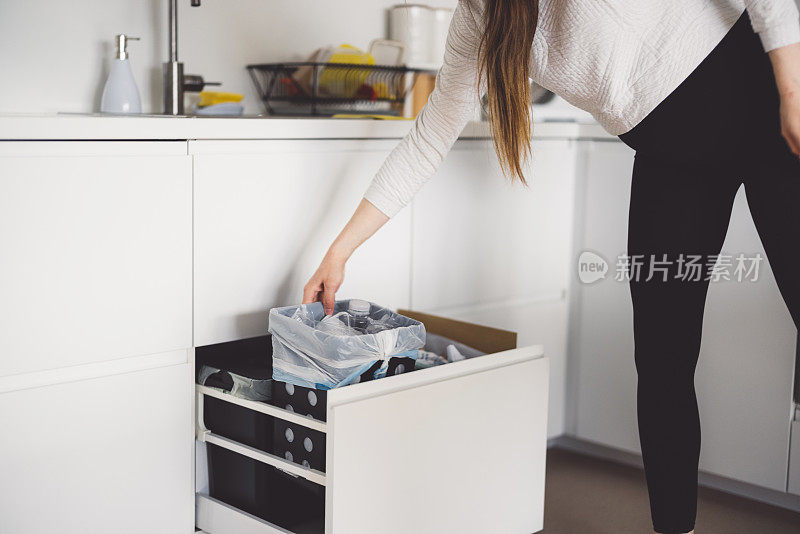 不认识的女人把回收箱放回抽屉里