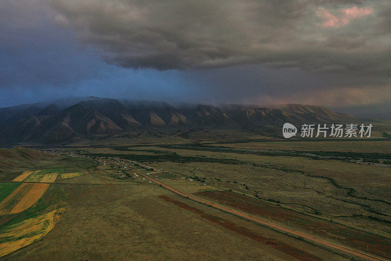 吉尔吉斯斯坦草原和田野的鸟瞰图