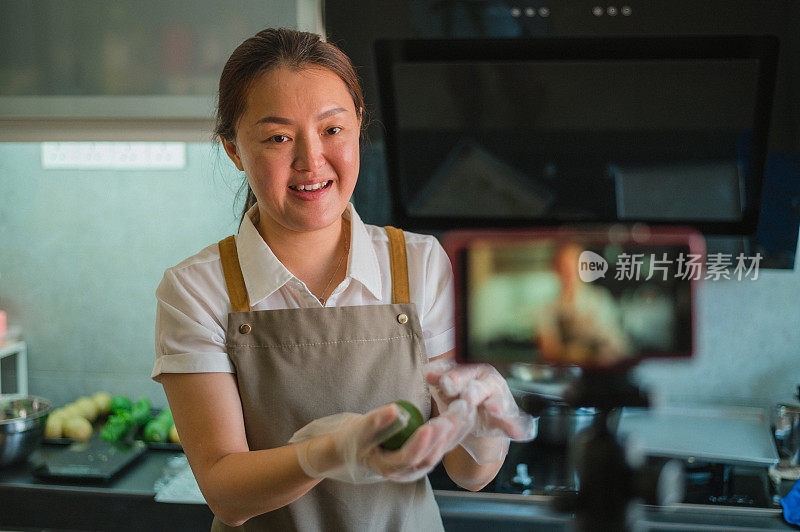 女性手在现场制作自制月饼糕点面团