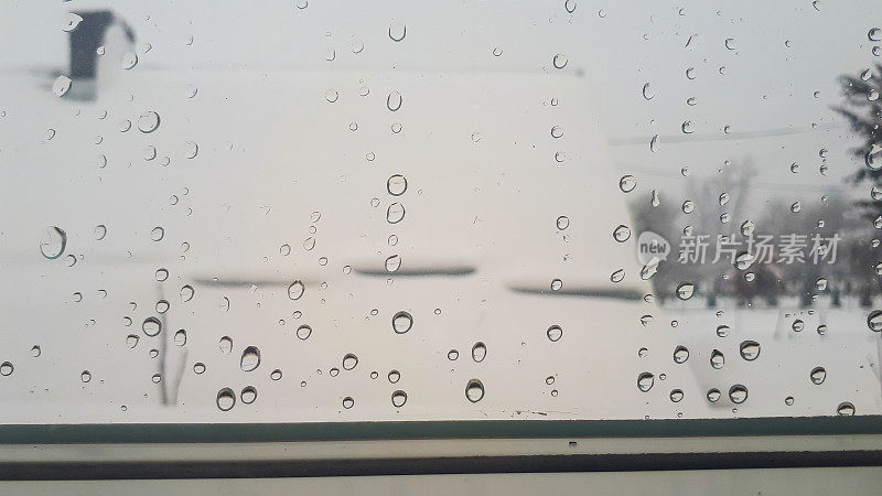 雨点落在窗户上。水珠落在家里的窗户上。坏天气的概念