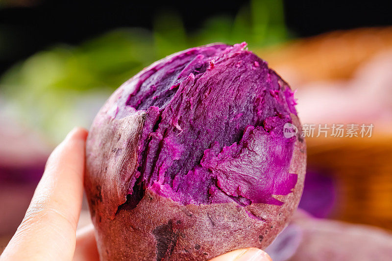 竹底上的山东紫心紫薯