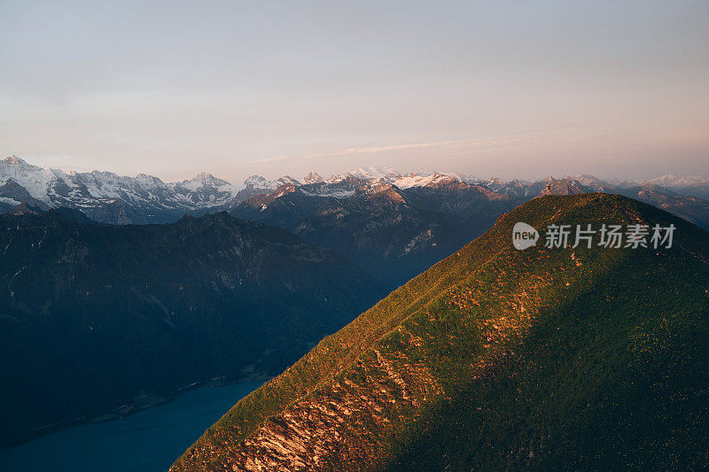 从郁郁葱葱的山脊向下眺望远处的山峰