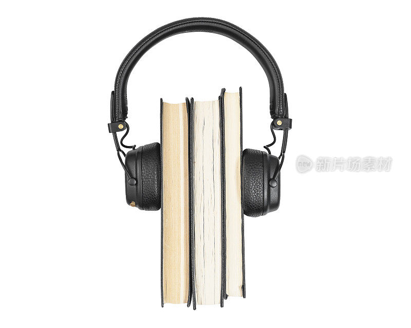 有声书本的概念。纸质文献与耳机隔离在白色背景上。听有声读物