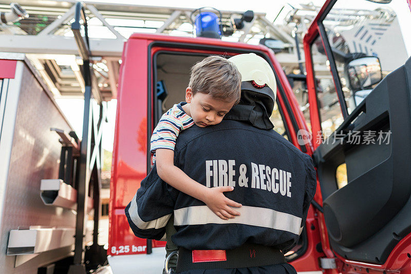消防和救援队正在帮助这个小男孩