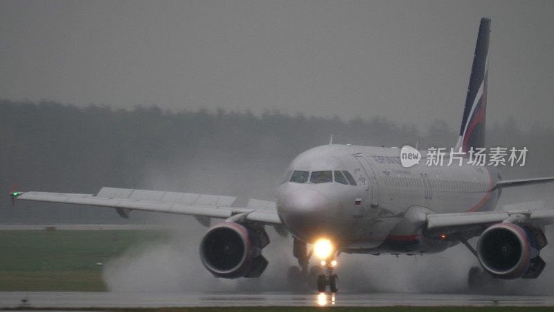 国际航空公司空客A320在谢列梅捷沃机场湿滑跑道上降落