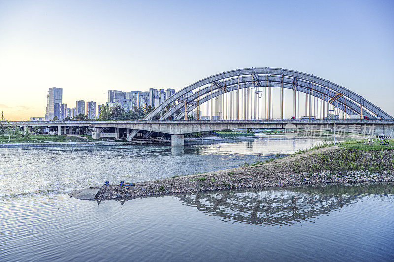 城市现代建筑和桥梁拍摄于成都黄昏