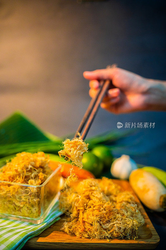 概念越南菜，煮熟的猪肉丝广受欢迎的越南街头小吃