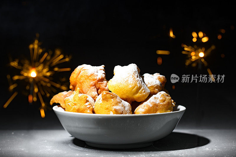 黑色背景上的传统荷兰新年前夜糕点Oliebollen