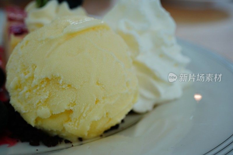 一勺淡黄色的冰淇淋