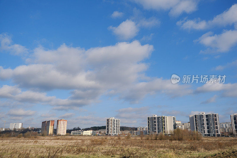 广阔的城市视野背后的秋天的田野