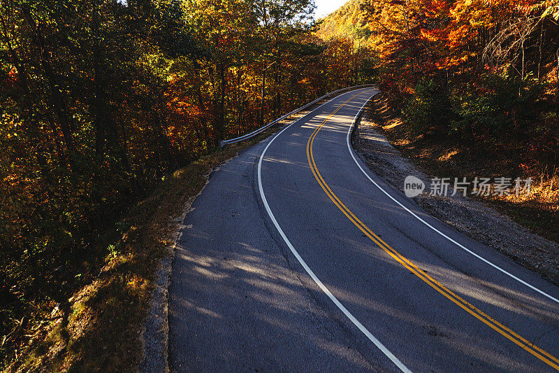 弯曲的路，在一段距离内逐渐减小