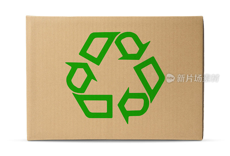 白色背景上有绿色回收标志的纸板箱的孤立镜头
