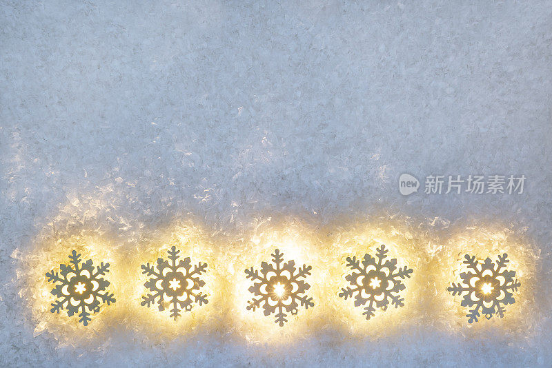 圣诞节背景与雪花发光在雪冰背景