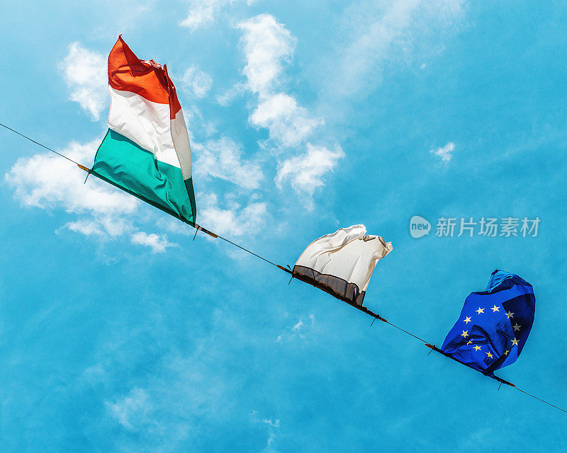 蓝天飘扬的旗帜:意大利的旗帜，欧盟的旗帜
