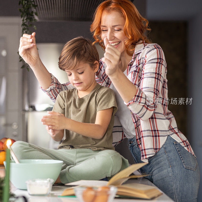 母亲和儿子一起在家烤饼干