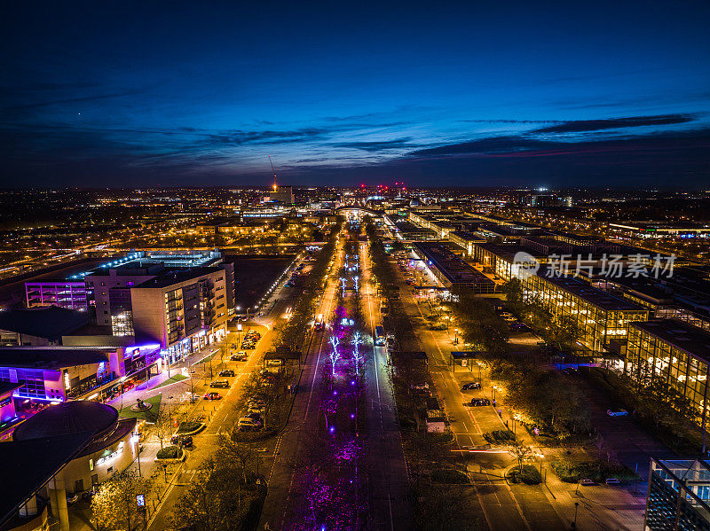 无人机拍摄的米尔顿凯恩斯中心夜景