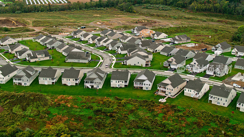 无人机拍摄的住宅社区与建筑在曼斯菲尔德镇，新泽西州