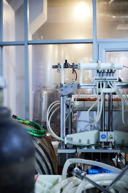精酿啤酒生产设备，装瓶和盖瓶机。