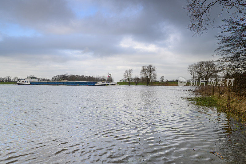 大雨过后，荷兰Overijssel的IJssel河水泛滥