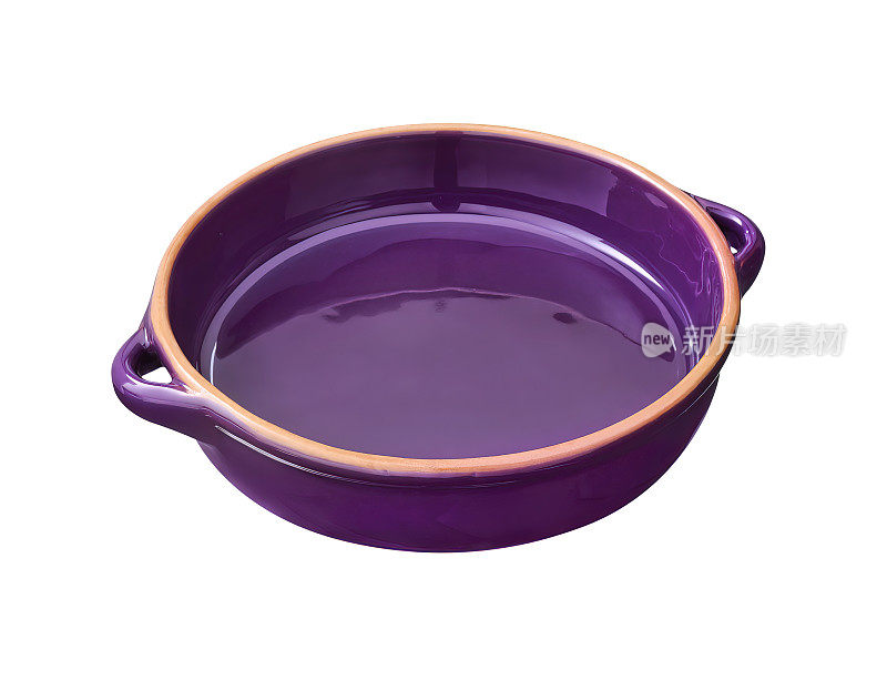 紫色搪瓷烤碗孤立在白色上