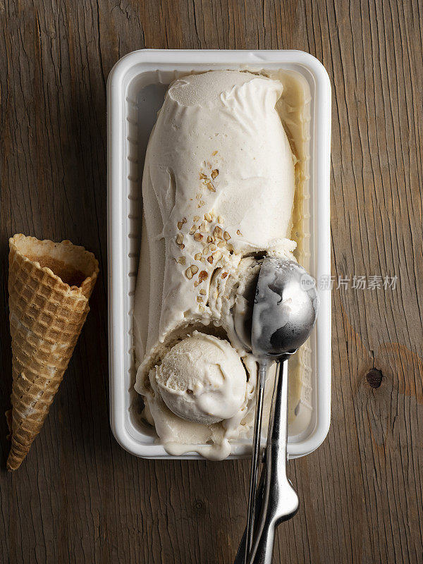 冰淇淋，芝麻酱冰淇淋，金属勺从盒子里刮出香草冰淇淋